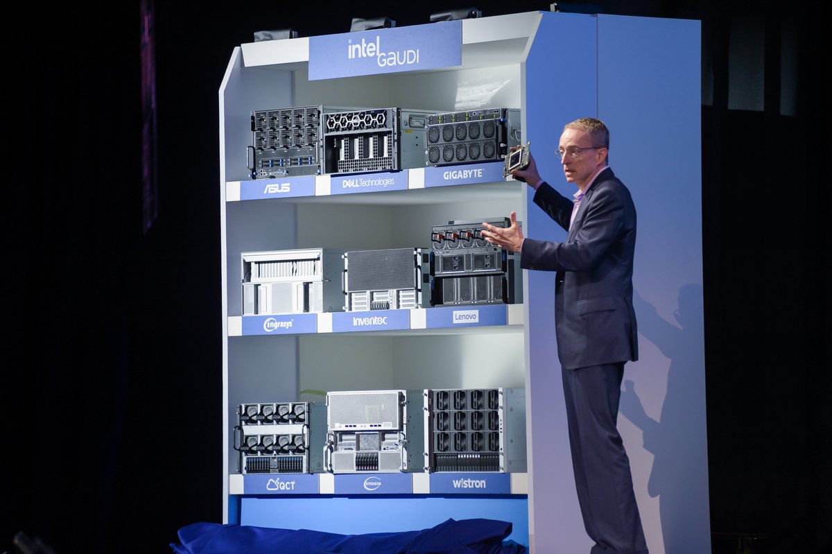 下注NPU、发布跑一万参数大模型的服务器,高通、AMD芯片大厂都在“争”什么?