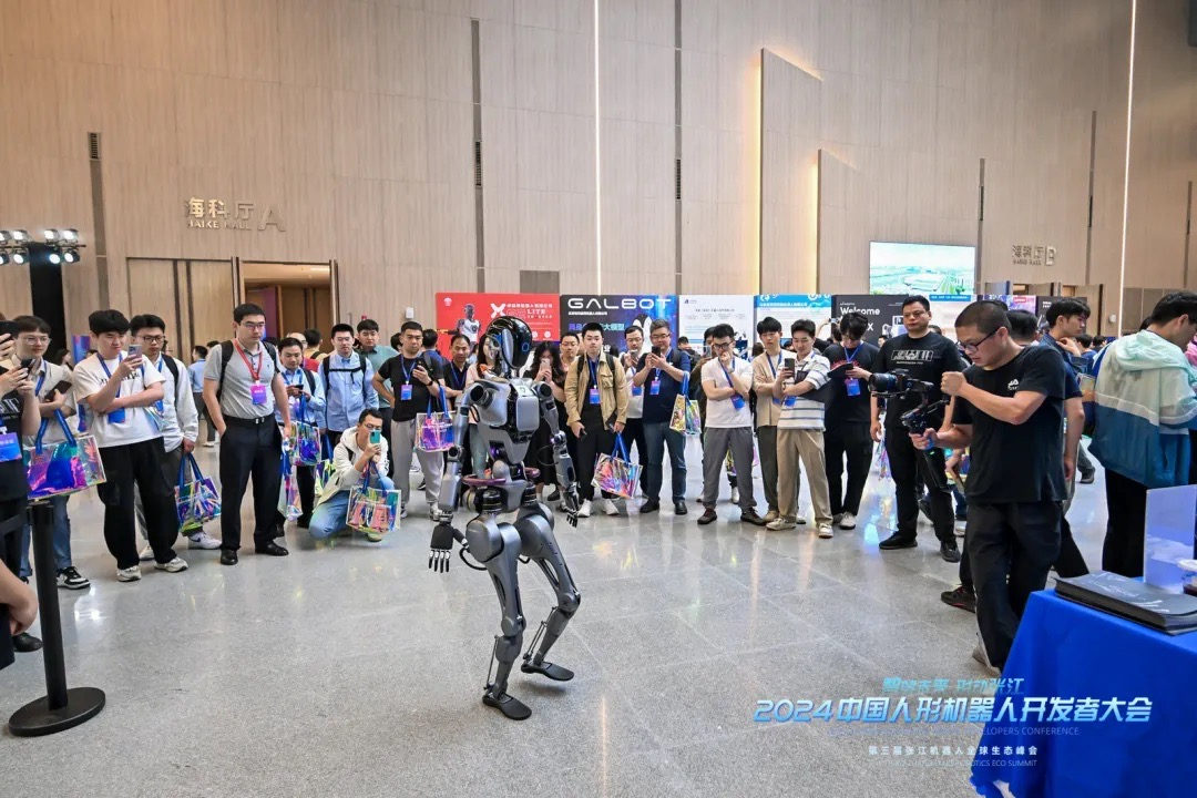 院士领衔、百余位专家到场、数十家产业链企业齐聚!2024中国人形机器人开发者大会暨第三届张江机器人全球生态峰会在张江科学会堂举办