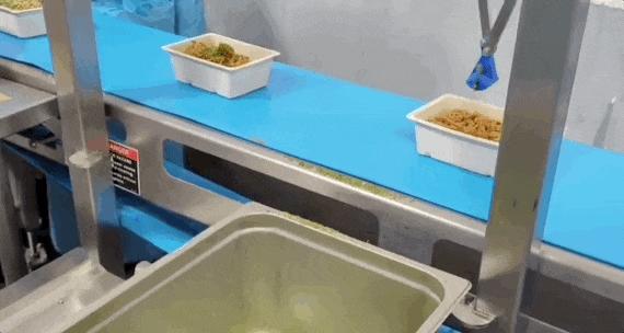 AI 在餐饮界也卷出了“萝卜快跑”,打饭比食堂阿姨手稳,炒菜接近大厨