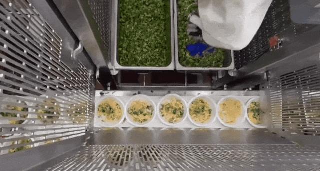 AI 在餐饮界也卷出了“萝卜快跑”,打饭比食堂阿姨手稳,炒菜接近大厨