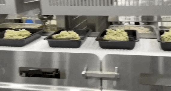 AI 在餐饮界也卷出了“萝卜快跑”,打饭比食堂阿姨手稳,炒菜接近大厨