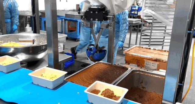 AI 在餐饮界也卷出了“萝卜快跑”,打饭比食堂阿姨手稳,炒菜接近大厨