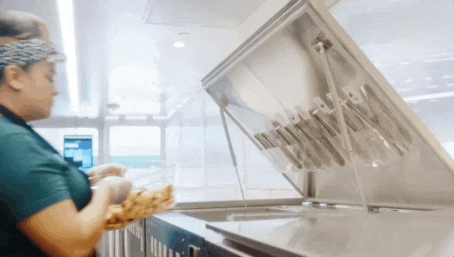 AI 在餐饮界也卷出了“萝卜快跑”,打饭比食堂阿姨手稳,炒菜接近大厨