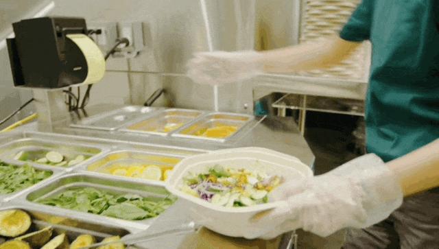 AI 在餐饮界也卷出了“萝卜快跑”,打饭比食堂阿姨手稳,炒菜接近大厨