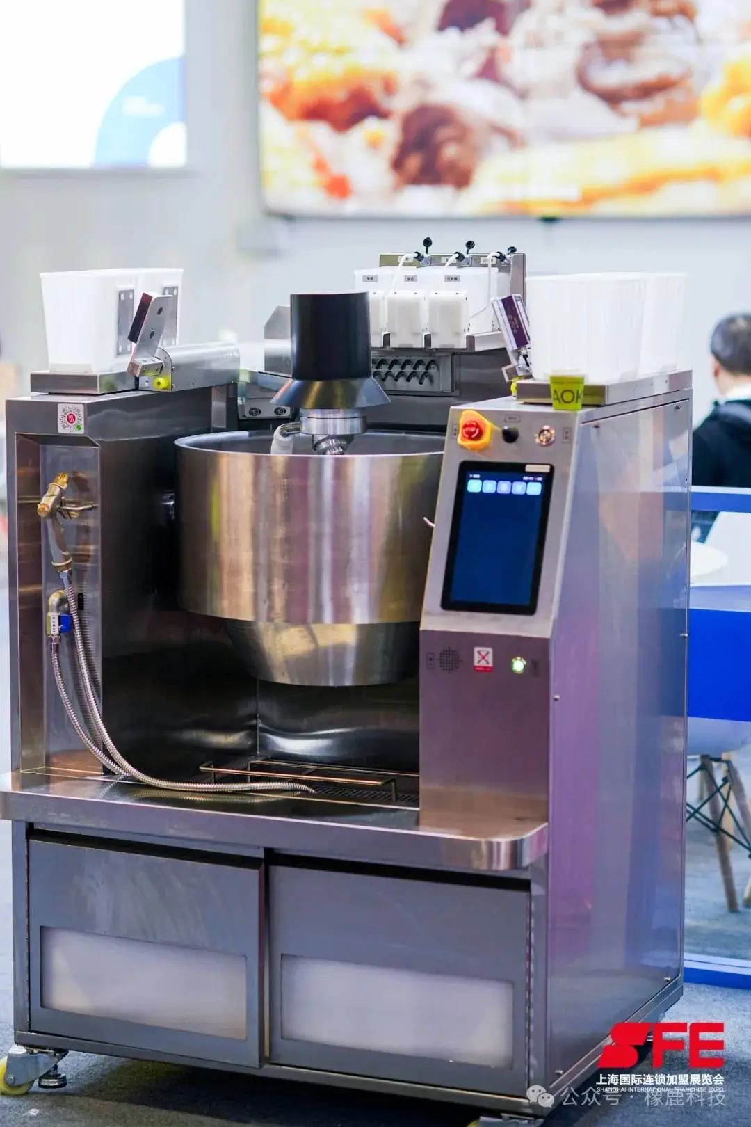 AI 在餐饮界也卷出了“萝卜快跑”,打饭比食堂阿姨手稳,炒菜接近大厨