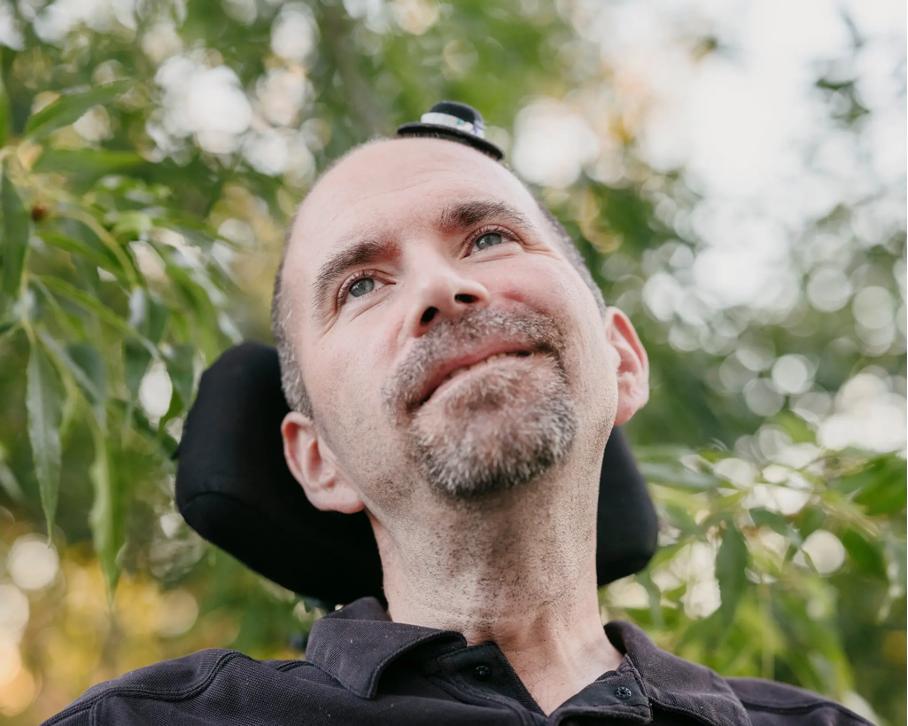 渐冻症偷走了他的语言能力,脑机接口+AI又帮他找了回来