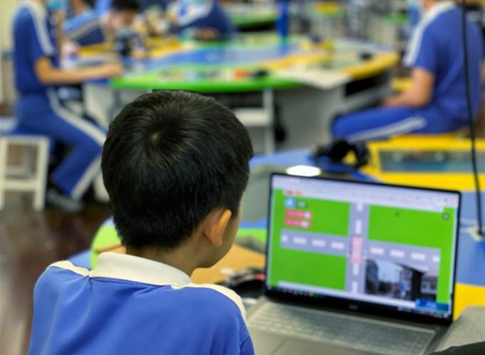 第一批AI原住民开始变现：9岁小学生，用大模型写书赚2万