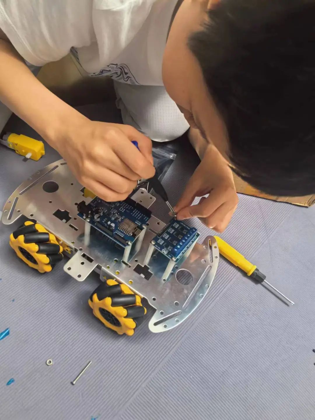 第一批AI原住民开始变现：9岁小学生，用大模型写书赚2万