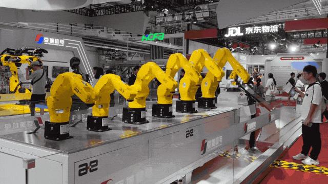 逛遍世界机器人大会:27款人形机器人爆场,机械臂大跳刀群舞,仿生人逼真到恐怖