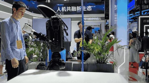 逛遍世界机器人大会:27款人形机器人爆场,机械臂大跳刀群舞,仿生人逼真到恐怖