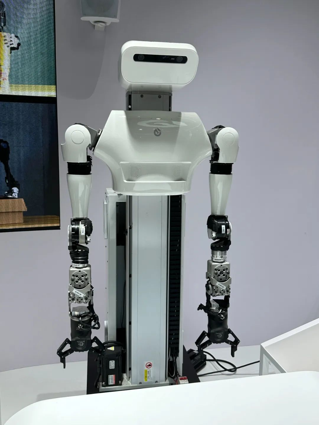 逛遍世界机器人大会:27款人形机器人爆场,机械臂大跳刀群舞,仿生人逼真到恐怖