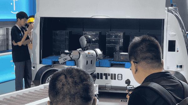 逛遍世界机器人大会:27款人形机器人爆场,机械臂大跳刀群舞,仿生人逼真到恐怖