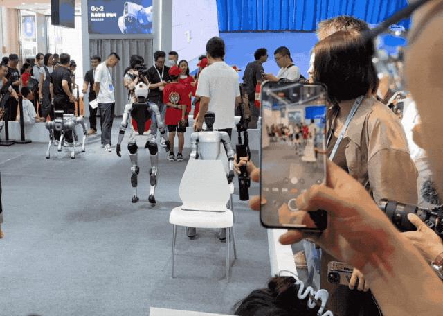 逛遍世界机器人大会:27款人形机器人爆场,机械臂大跳刀群舞,仿生人逼真到恐怖