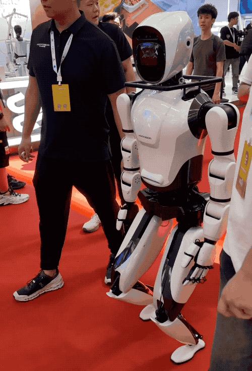 逛遍世界机器人大会:27款人形机器人爆场,机械臂大跳刀群舞,仿生人逼真到恐怖