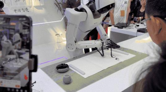 逛遍世界机器人大会:27款人形机器人爆场,机械臂大跳刀群舞,仿生人逼真到恐怖