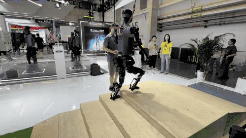 逛遍世界机器人大会:27款人形机器人爆场,机械臂大跳刀群舞,仿生人逼真到恐怖