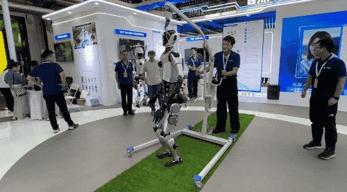 逛遍世界机器人大会:27款人形机器人爆场,机械臂大跳刀群舞,仿生人逼真到恐怖