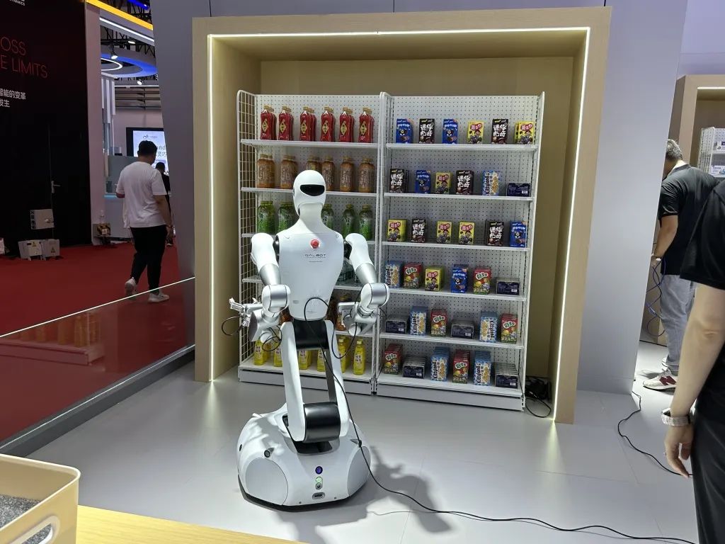 逛遍世界机器人大会:27款人形机器人爆场,机械臂大跳刀群舞,仿生人逼真到恐怖