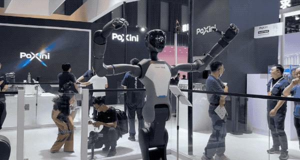 逛遍世界机器人大会:27款人形机器人爆场,机械臂大跳刀群舞,仿生人逼真到恐怖