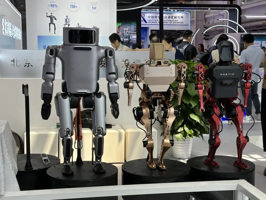 逛遍世界机器人大会:27款人形机器人爆场,机械臂大跳刀群舞,仿生人逼真到恐怖