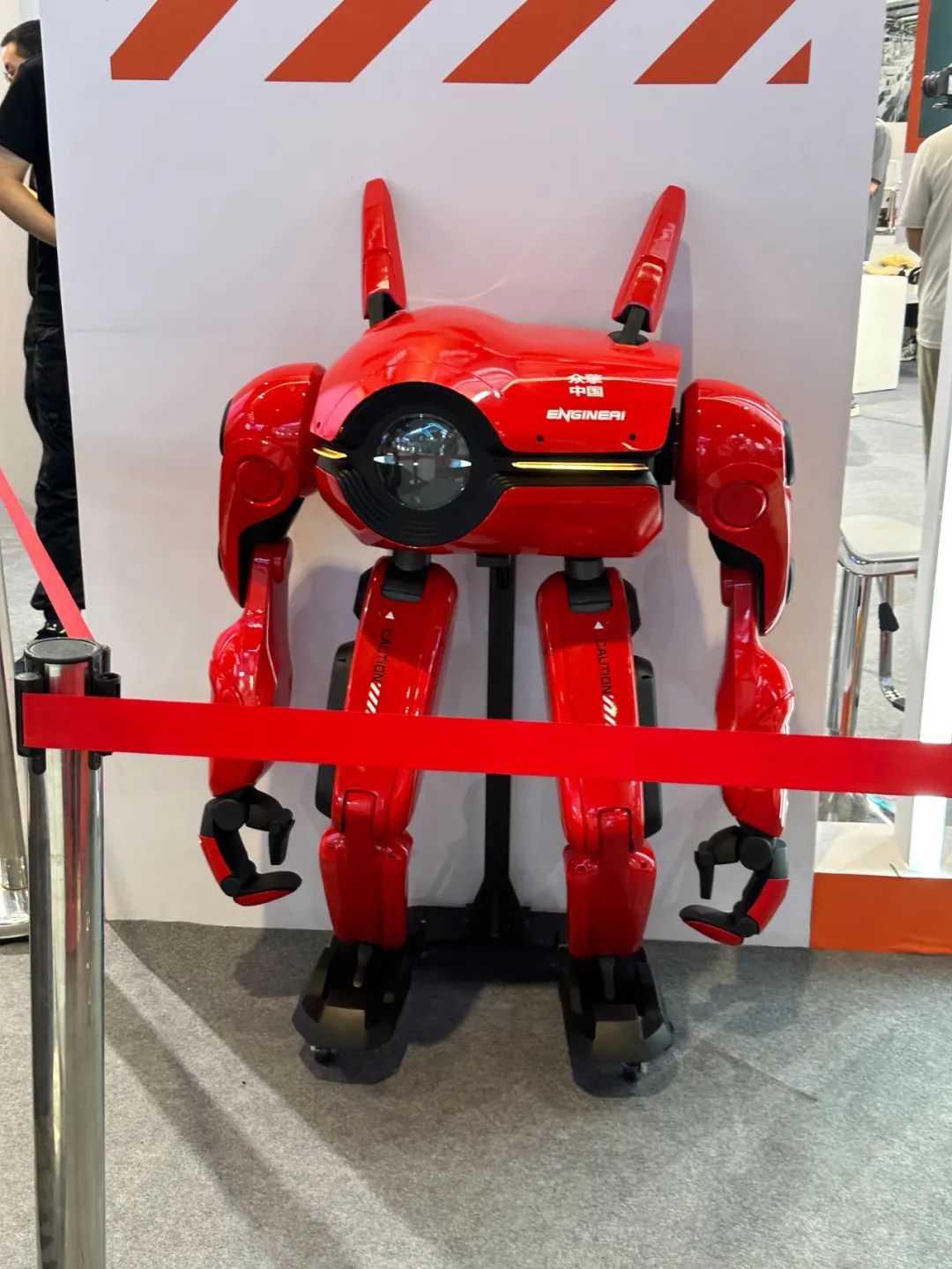 逛遍世界机器人大会:27款人形机器人爆场,机械臂大跳刀群舞,仿生人逼真到恐怖