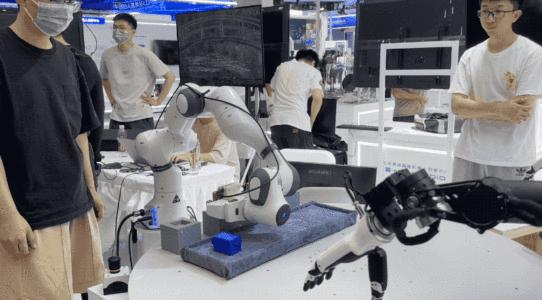 逛遍世界机器人大会:27款人形机器人爆场,机械臂大跳刀群舞,仿生人逼真到恐怖