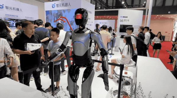 逛遍世界机器人大会:27款人形机器人爆场,机械臂大跳刀群舞,仿生人逼真到恐怖