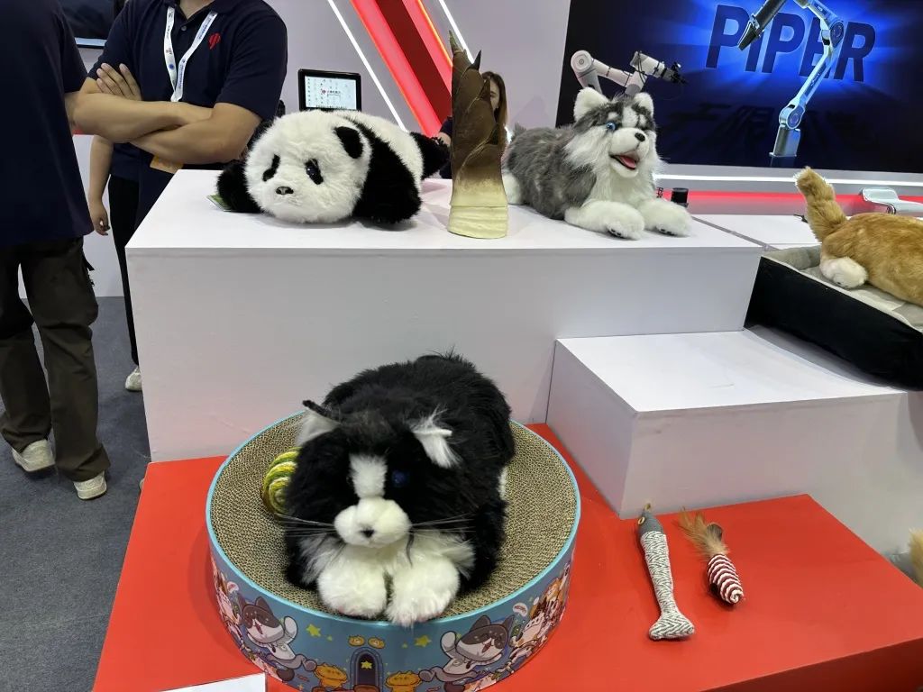 逛遍世界机器人大会:27款人形机器人爆场,机械臂大跳刀群舞,仿生人逼真到恐怖