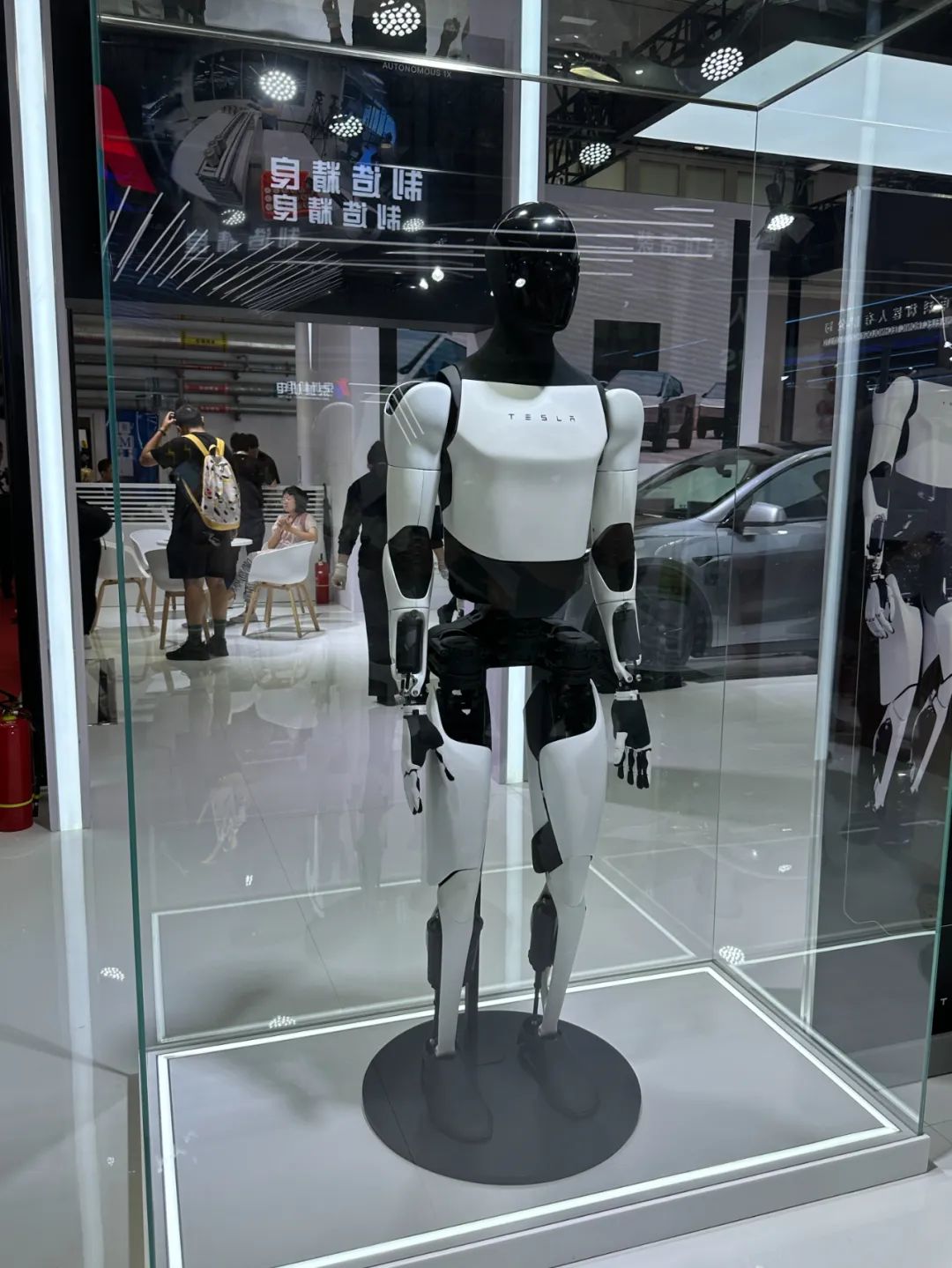 逛遍世界机器人大会:27款人形机器人爆场,机械臂大跳刀群舞,仿生人逼真到恐怖