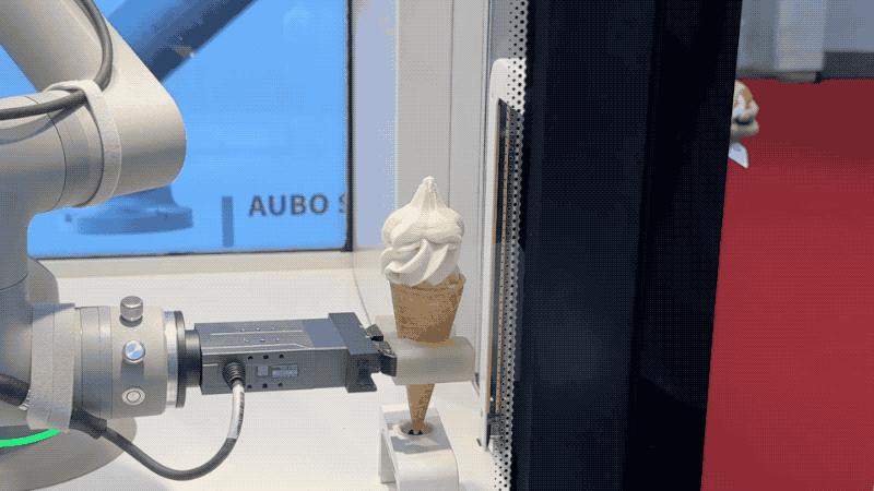 逛遍世界机器人大会:27款人形机器人爆场,机械臂大跳刀群舞,仿生人逼真到恐怖