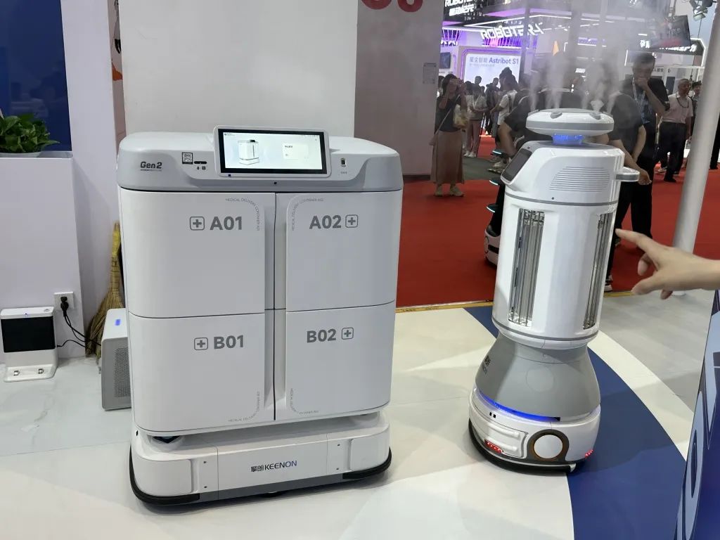 逛遍世界机器人大会:27款人形机器人爆场,机械臂大跳刀群舞,仿生人逼真到恐怖