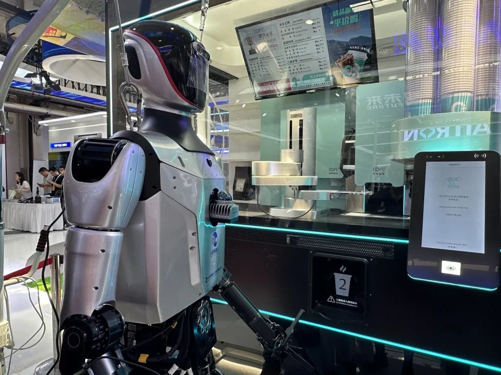 逛遍世界机器人大会:27款人形机器人爆场,机械臂大跳刀群舞,仿生人逼真到恐怖