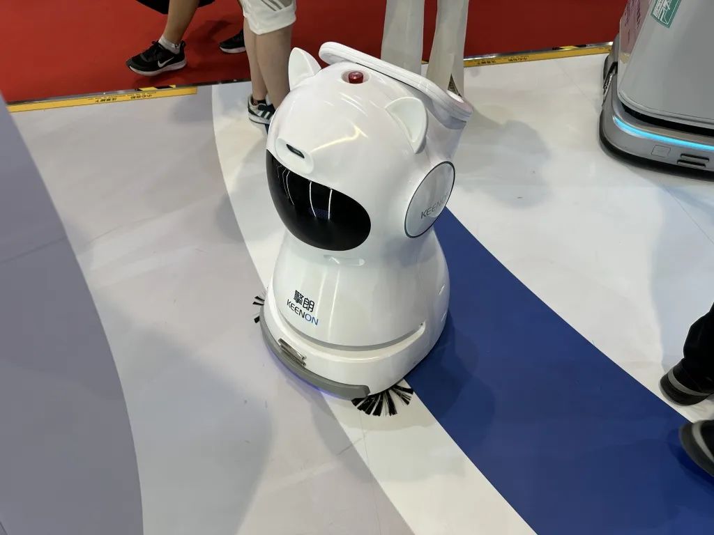 逛遍世界机器人大会:27款人形机器人爆场,机械臂大跳刀群舞,仿生人逼真到恐怖