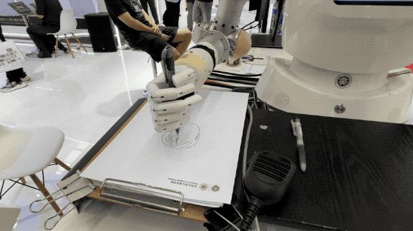 逛遍世界机器人大会:27款人形机器人爆场,机械臂大跳刀群舞,仿生人逼真到恐怖