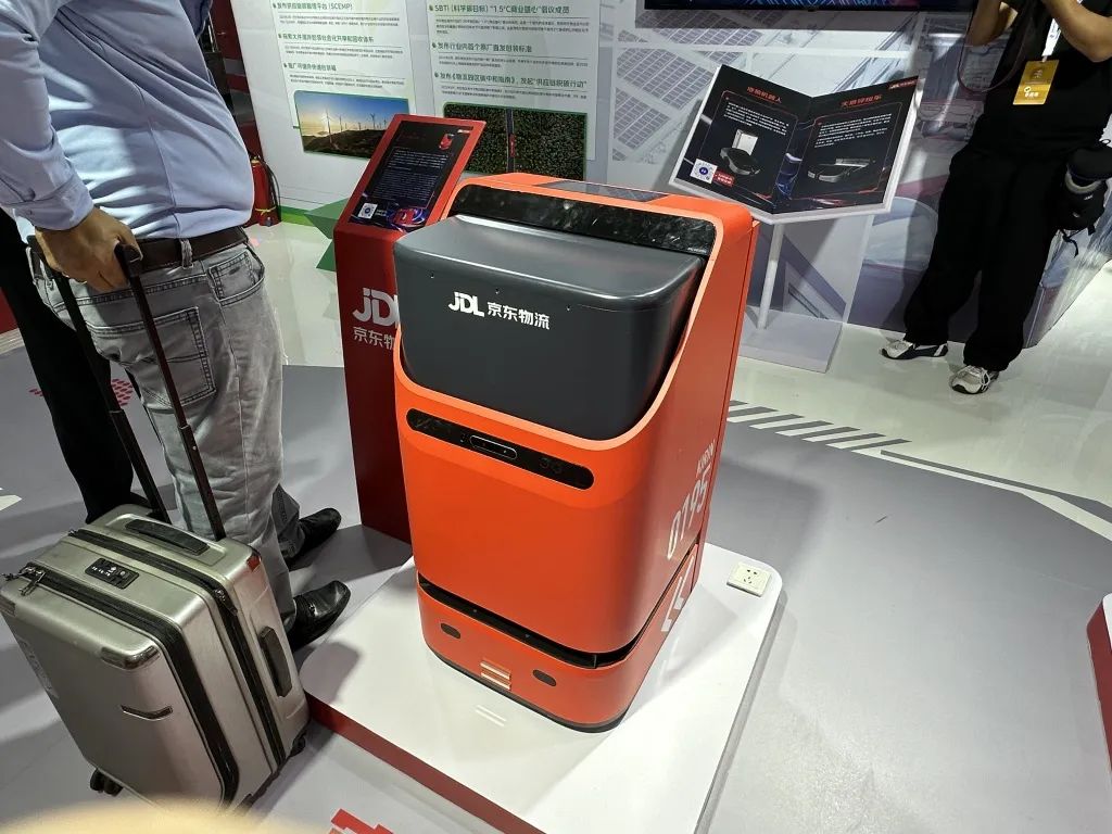 逛遍世界机器人大会:27款人形机器人爆场,机械臂大跳刀群舞,仿生人逼真到恐怖