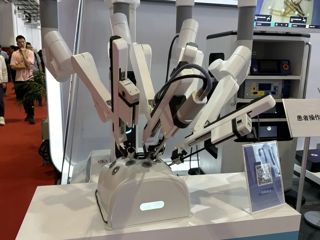 逛遍世界机器人大会:27款人形机器人爆场,机械臂大跳刀群舞,仿生人逼真到恐怖