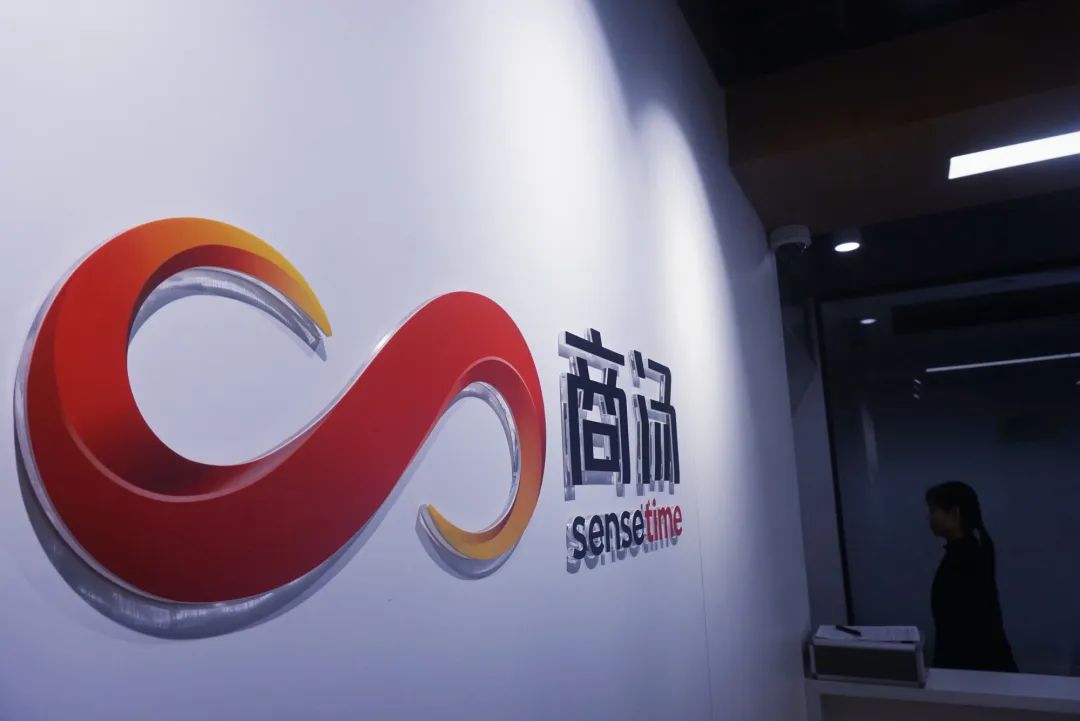 380亿AI巨头,又亏了24亿