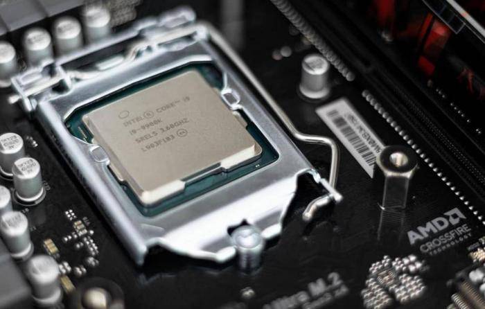 科技巨头的风云变幻:AI 泡沫、英特尔困境与英伟达逆袭