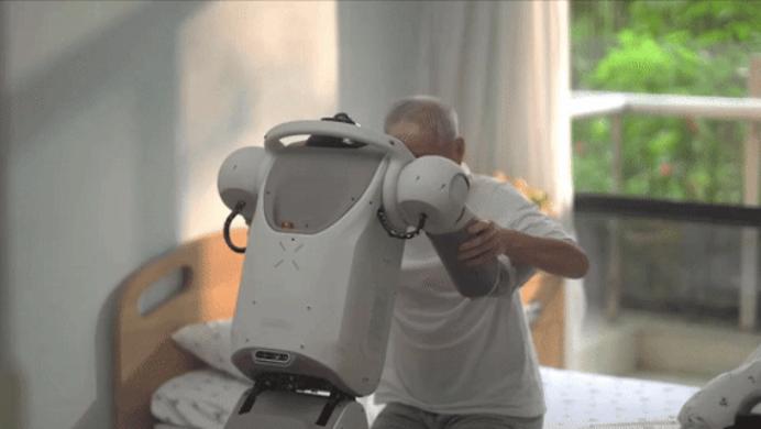 腾讯确认“小五”出道,机器人开始整顿护工行业?