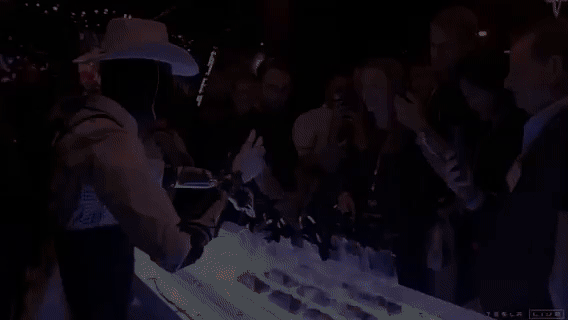 三万美金的特斯拉机器人,会猜拳和跳舞,2026年对外量产