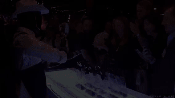 三万美金的特斯拉机器人,会猜拳和跳舞,2026年对外量产