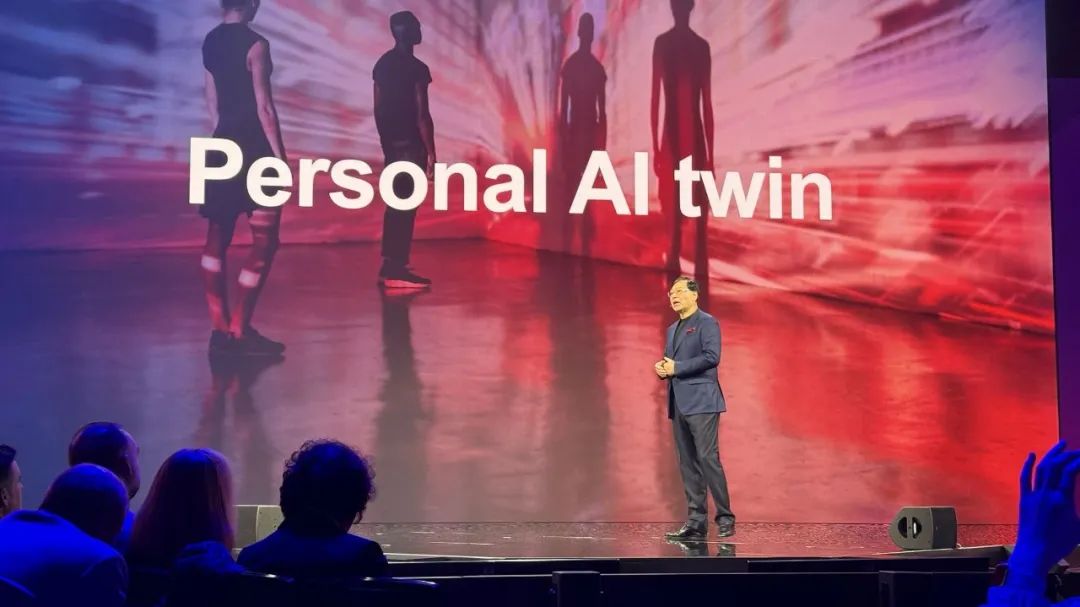 AI圈顶流捧场，黄仁勋苏姿丰都来了，联想亮AI Now智能体大招，连甩10多个重磅AI产品