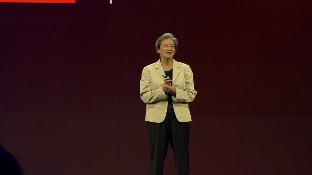 AI圈顶流捧场，黄仁勋苏姿丰都来了，联想亮AI Now智能体大招，连甩10多个重磅AI产品