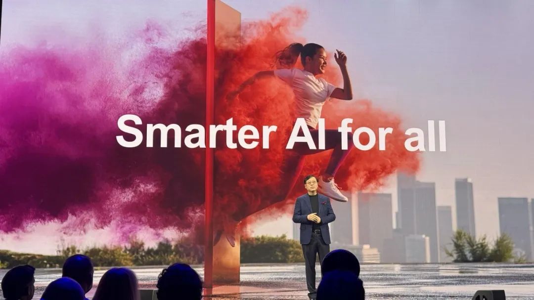 AI圈顶流捧场，黄仁勋苏姿丰都来了，联想亮AI Now智能体大招，连甩10多个重磅AI产品