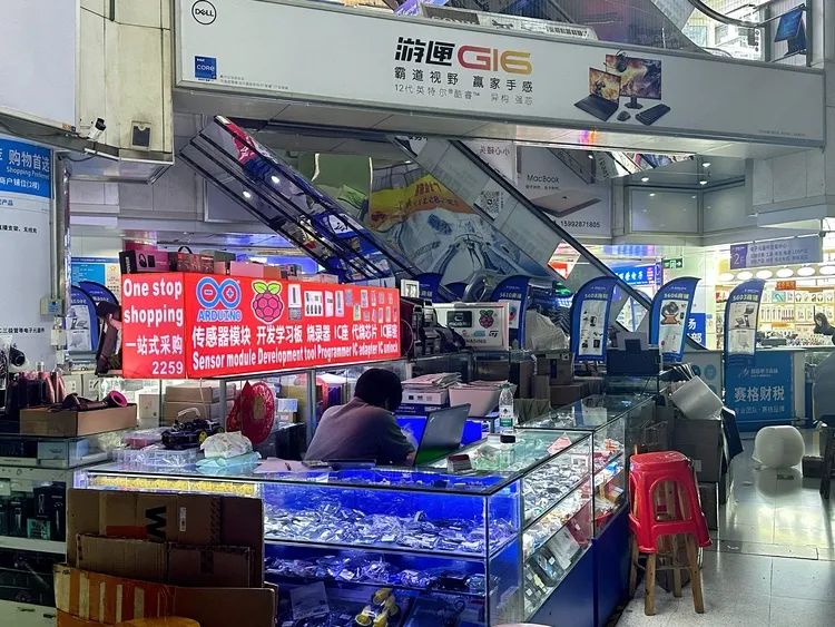 我去华强北走了一圈,发现这里正被另一种AI包围