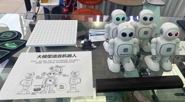 我去华强北走了一圈,发现这里正被另一种AI包围