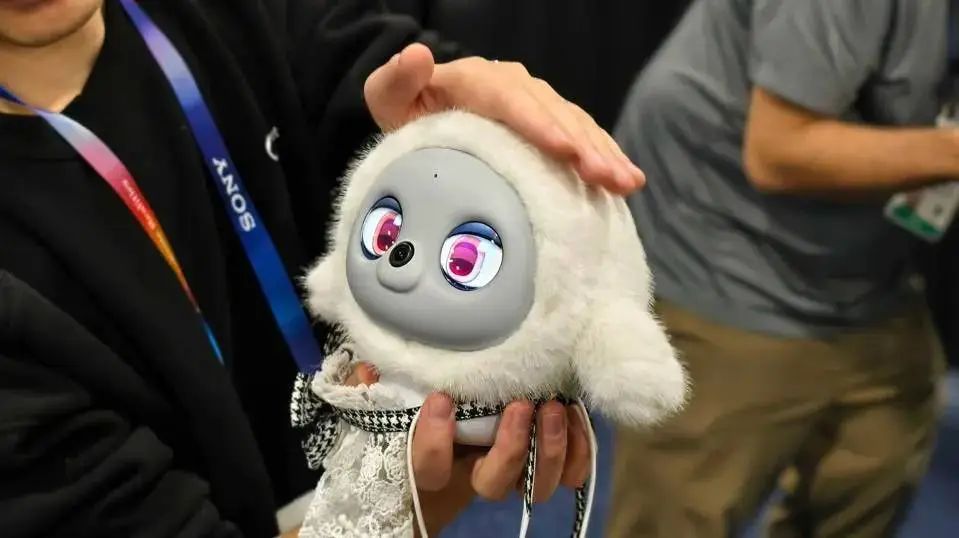 一个毛绒“宠物”,凭什么成为2025年第一个爆款产品